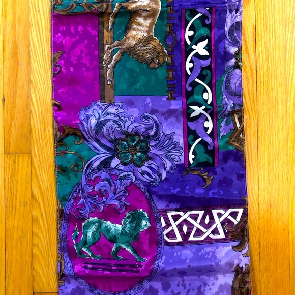 Lion silk scarf - Picture 1 of 4